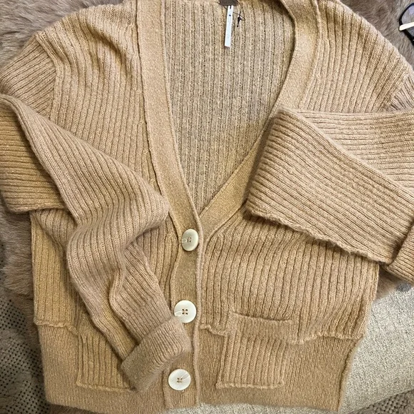 New Free People Mimosa V neck button cropped wool cardigan. - Picture 6 of 9